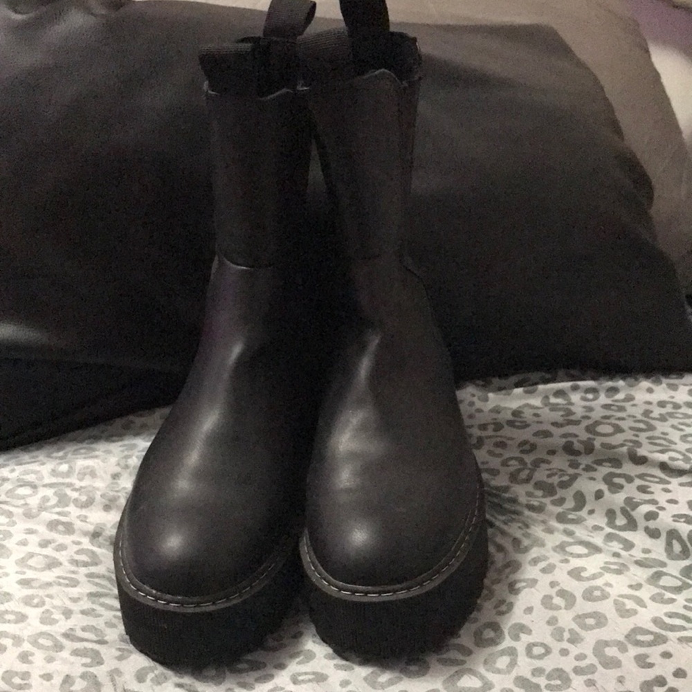 Black chunky sole Chelsea boots